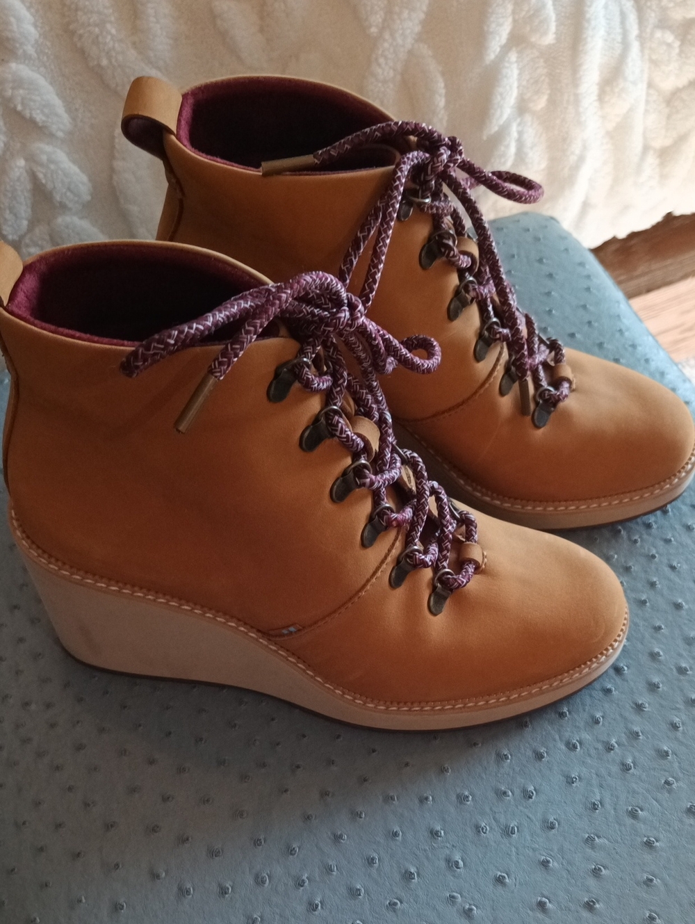 Toms Tan Leather Wedge Ankle Boots with Burgundy Laces